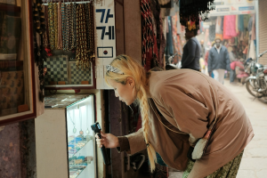 Mujer observando detalles dentro de una tienda mientras realiza una evaluación como cliente misterioso encubierto