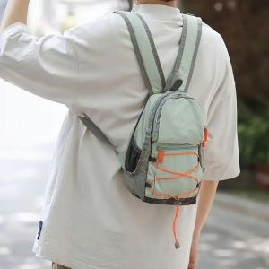 Persona caminando ligera con mochila pequeña, simbolizando libertad financiera y un estilo de vida minimalista