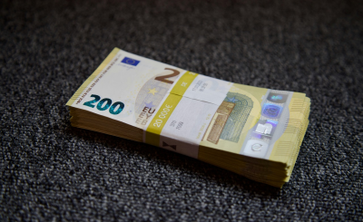 Fajo de billetes de euros representando ingresos pasivos por dividendos en inversiones en España