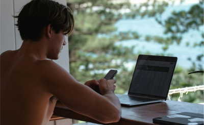 Persona relajada revisando sus cuentas en un portátil, simbolizando la tranquilidad de unas finanzas personales equilibradas