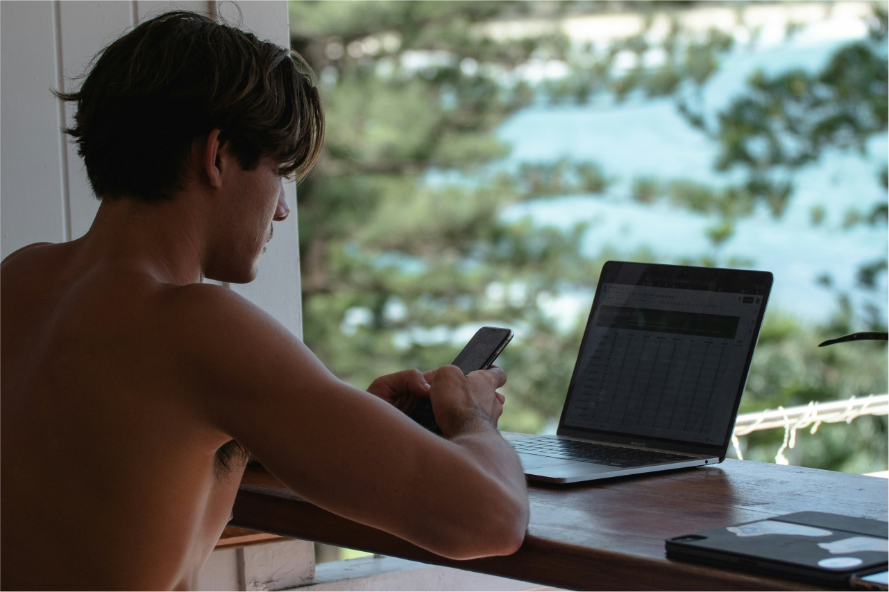 Persona relajada revisando sus cuentas en un portátil, simbolizando la tranquilidad de unas finanzas personales equilibradas