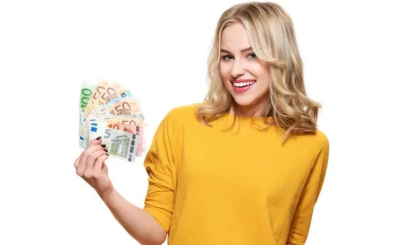 Persona sosteniendo billetes de 50 y 100 euros, representando dónde invertir 5.000 € en España en 2025