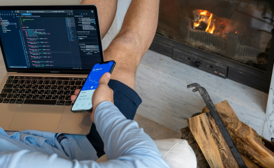 Inversor usando una app de roboadvisor en España en 2025 para gestionar su cartera de inversión de forma automática