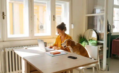 Persona trabajando con portátil y café en casa, representando trabajos online sin inversión en España