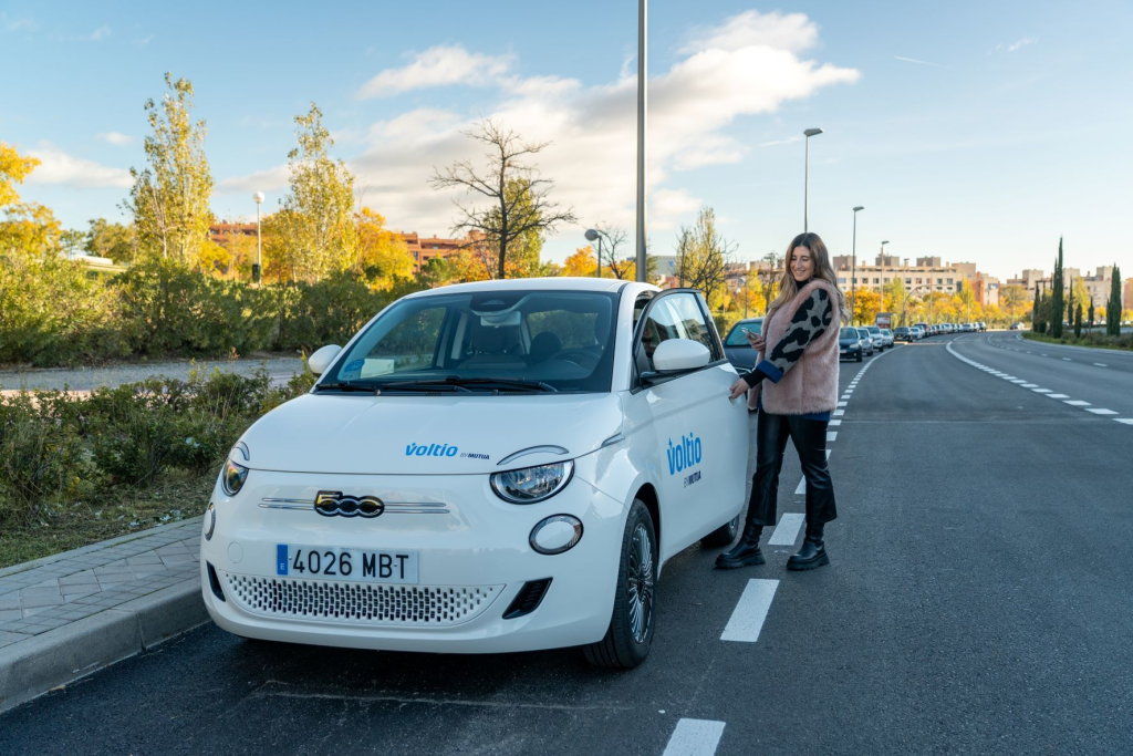 Coches de carsharing en Madrid como alternativa económica al coche propio.