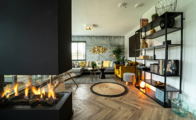 Salón moderno en España con calefacción encendida, ejemplo de cómo ahorrar en calefacción y electricidad en invierno 2025.