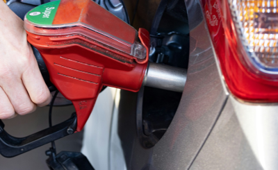 Coche repostando en gasolinera en España para ilustrar consejos de ahorro en gasolina 2025.