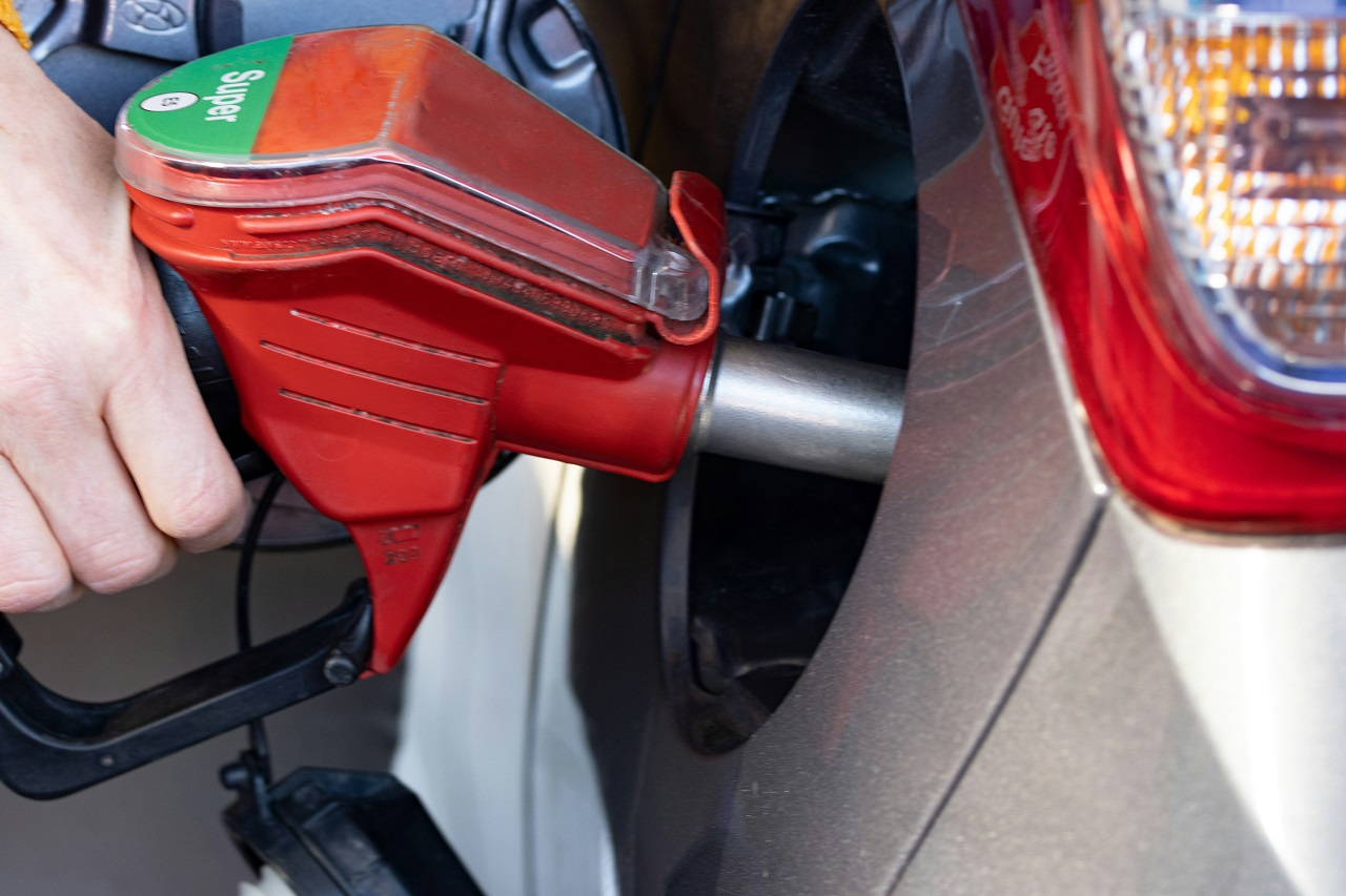 Coche repostando en gasolinera en España para ilustrar consejos de ahorro en gasolina 2025.