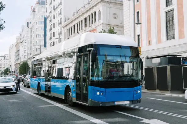 Personas utilizando el autobús urbano en Madrid con abonos de transporte económico.