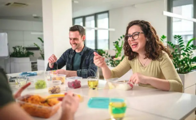 Empleado en España comiendo almuerzo barato y saludable de tupper en la oficina