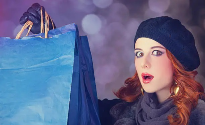 Mujer realizando una compra como cliente misterioso en una tienda de España en 2025.