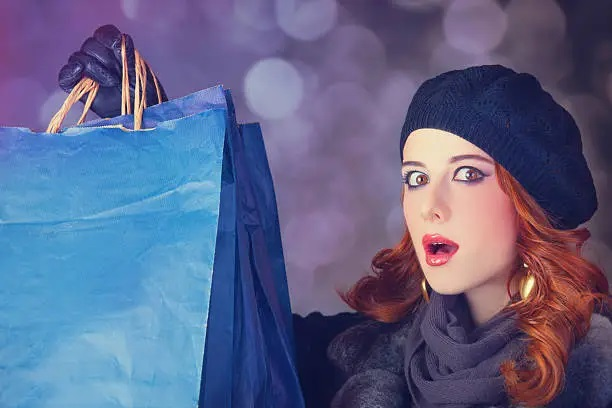 Mujer realizando una compra como cliente misterioso en una tienda de España en 2025.