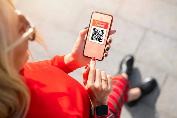 Compras online en España aplicando cupones de descuento en 2025.