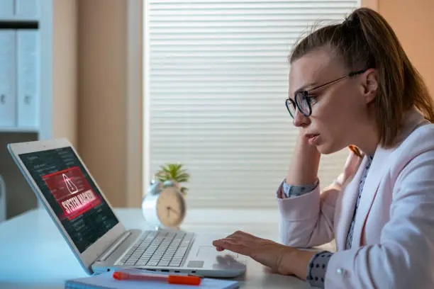 Advertencia de estafa online al registrarse en páginas falsas de cliente misterioso.