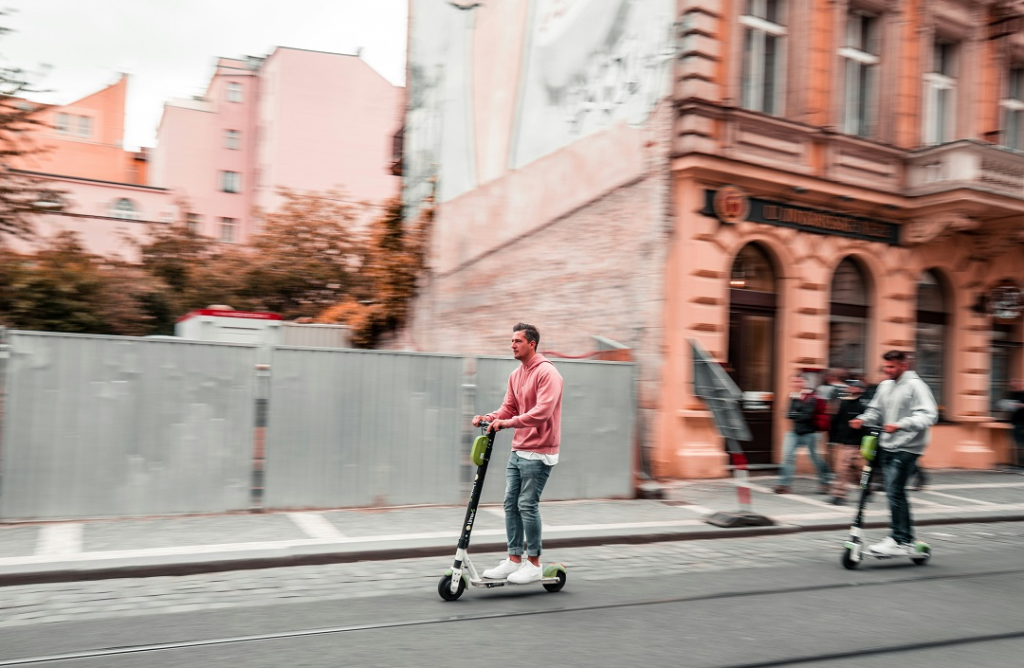 Patinete eléctrico como alternativa barata al transporte urbano en España.