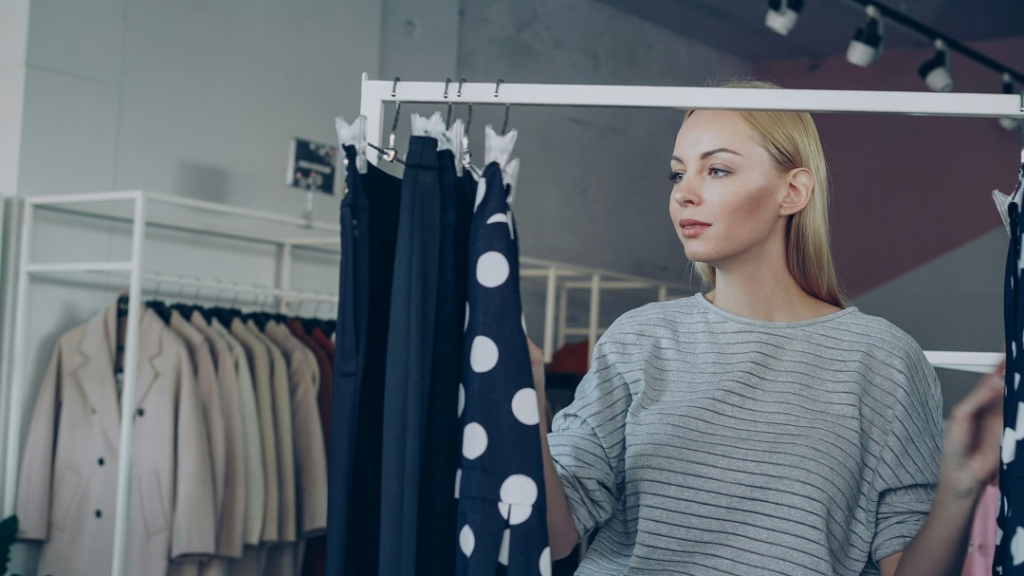 Mujer observando discretamente en una tienda como cliente misterioso.