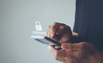 Tarjeta virtual en móvil con icono de seguridad para suscripciones online en España 2025.