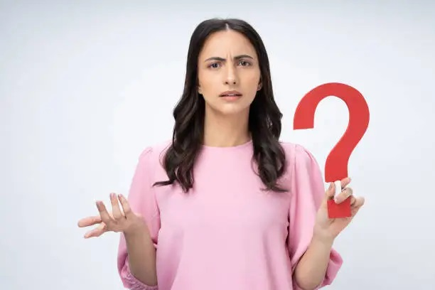 Mujer confundida creyendo que el cliente misterioso es un empleo fijo a tiempo completo.